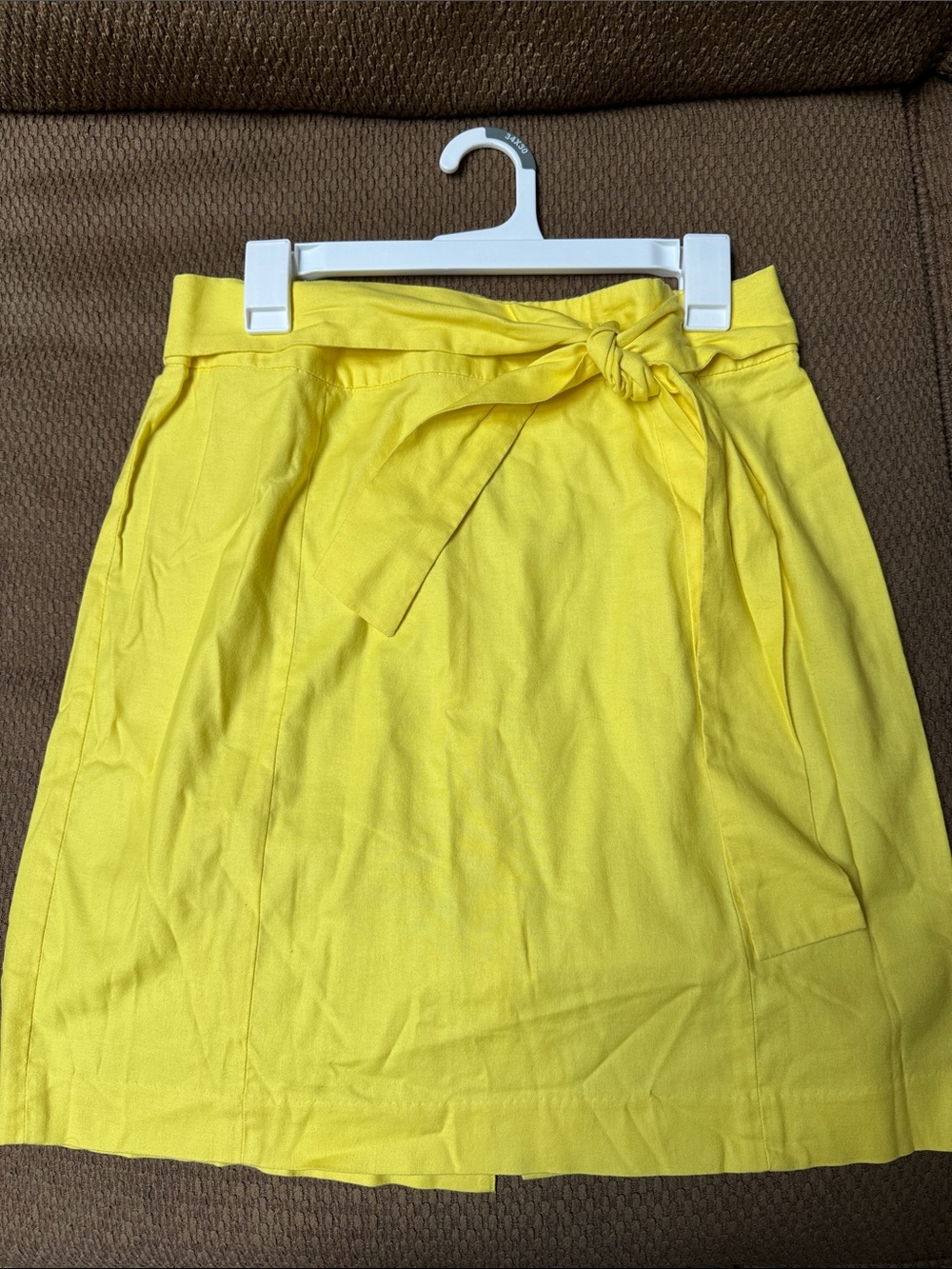 Banana Republic Petites bright yellow Cotton/Linen skirt with attached tie. 12P.